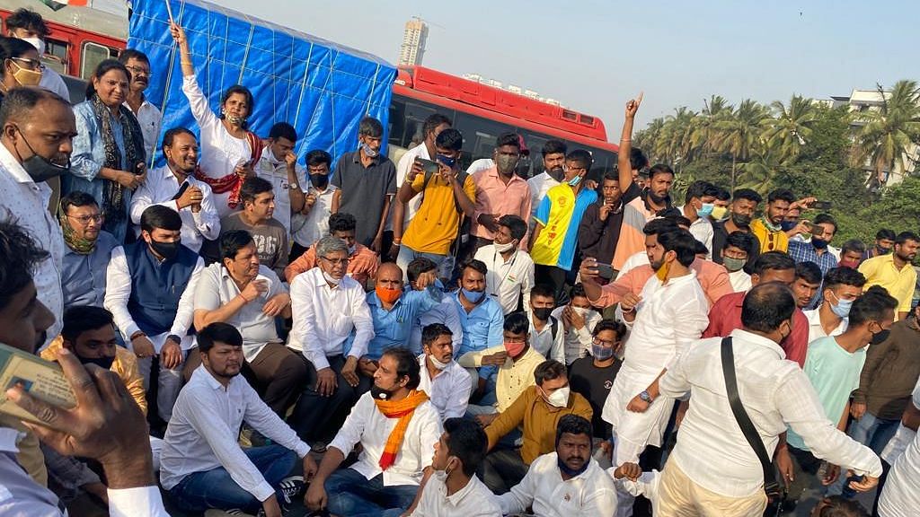 <div class="paragraphs"><p>The Mumbai Police on Thursday, 27 January, took into custody some Bajrang Dal workers who were protesting against the 'renaming' of a Malad sports complex after 18th century Mysore ruler Tipu Sultan.</p></div>