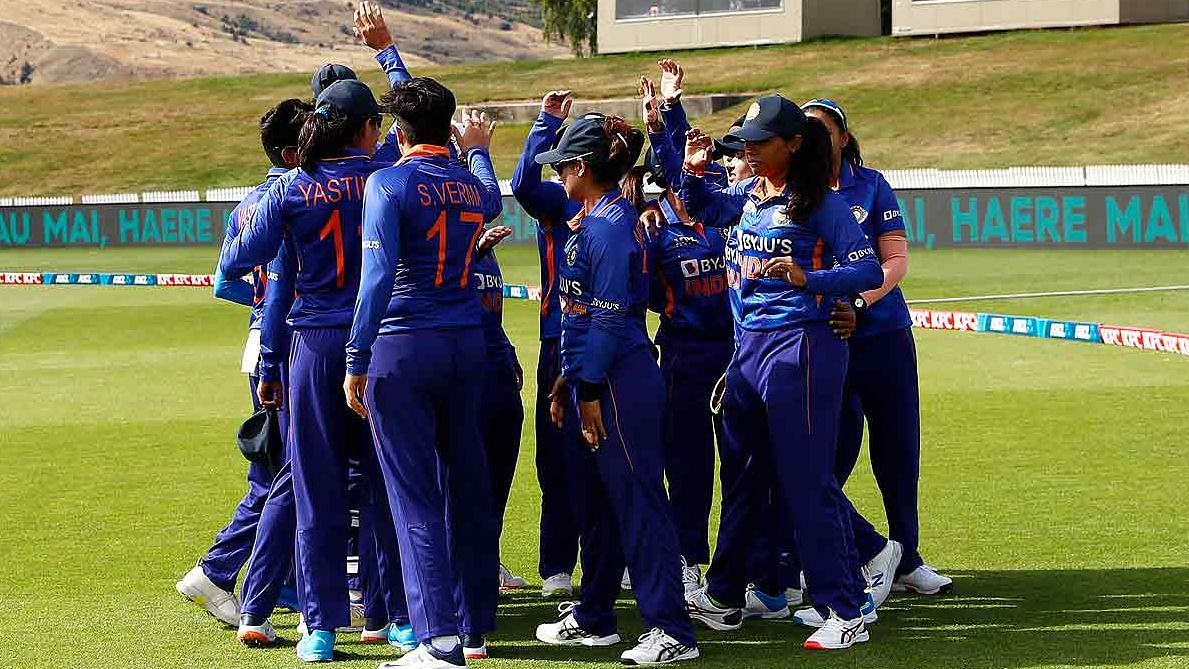 <div class="paragraphs"><p>Indian women's cricket team in a huddle.</p></div>