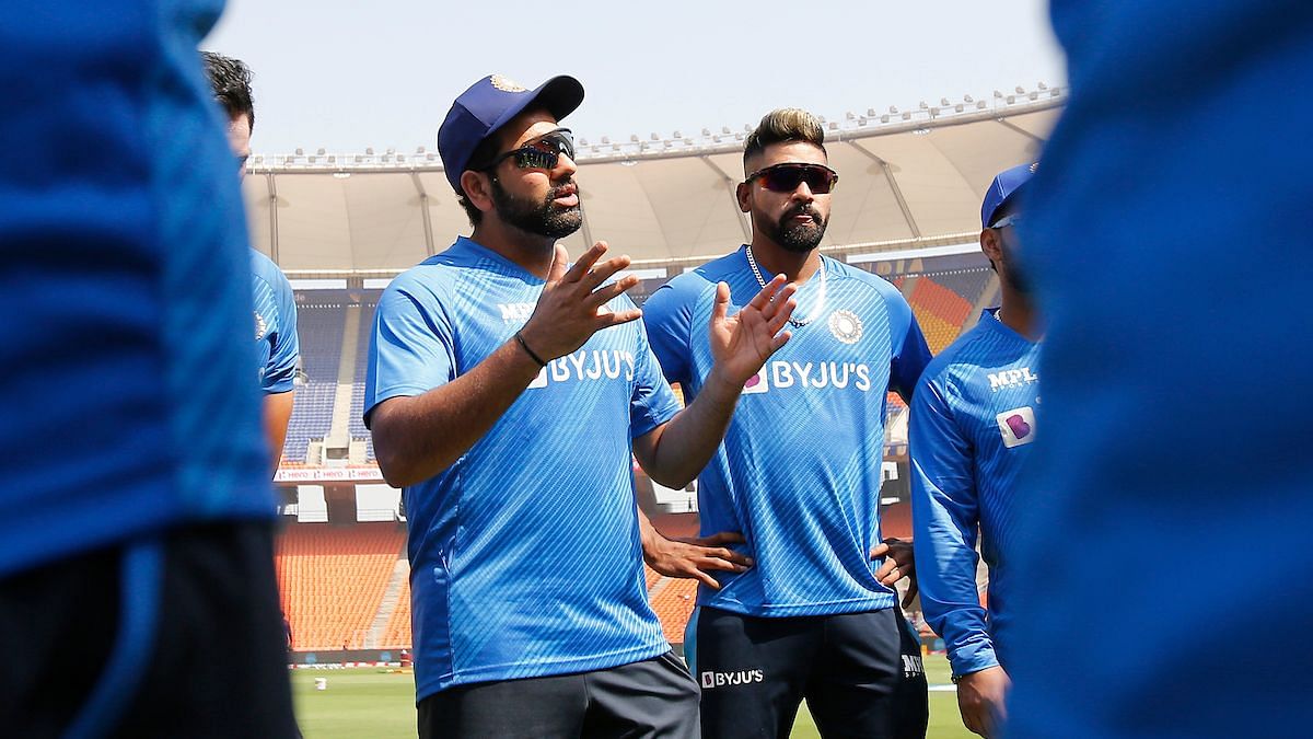 <div class="paragraphs"><p>Rohit Sharma talking to his team in the huddle&nbsp;</p></div>