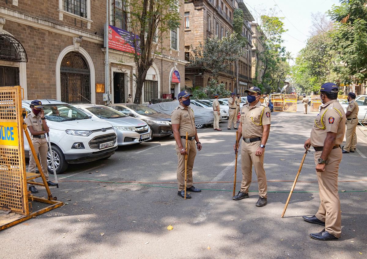 <div class="paragraphs"><p>Heavy police presence outside ED office in Mumbai as protests erupted over Maharashtra Minister Nawab Malik's arrest.</p></div>