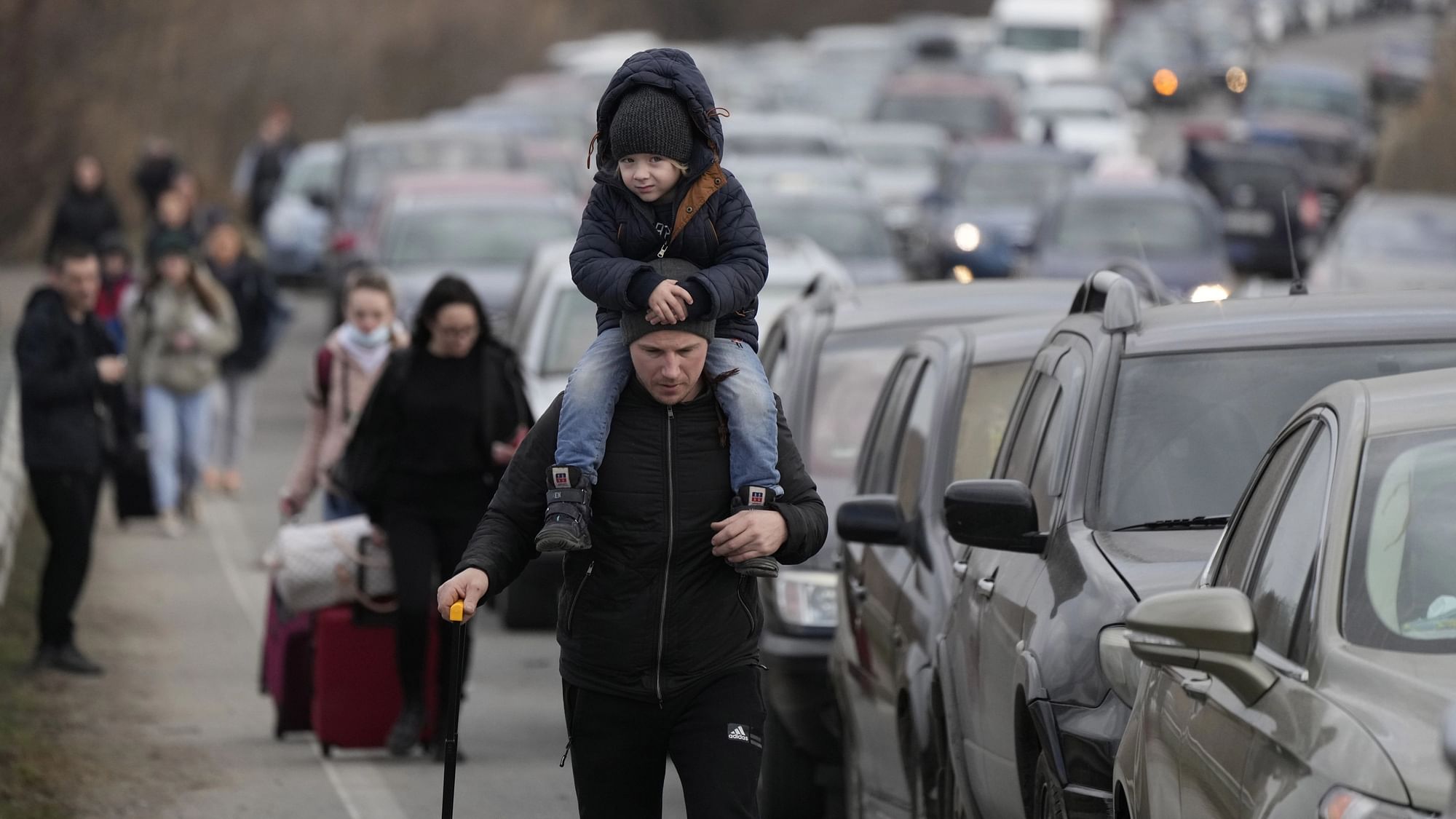 <div class="paragraphs"><p>Ukrainian refugees walk along vehicles lining-up to cross the border from Ukraine into Moldova, at Mayaky-Udobne crossing border point.&nbsp;</p></div>