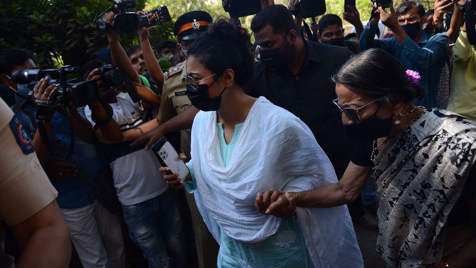 <div class="paragraphs"><p>Kajol and her mother Tanuja arrive at Bappi Lahiri's house to pay their last respects.</p></div>