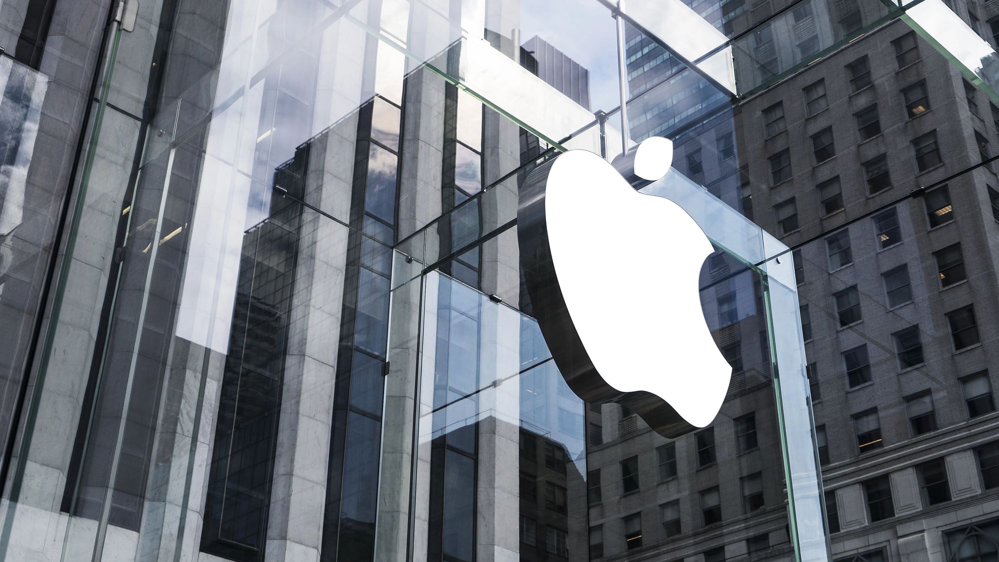 <div class="paragraphs"><p>Apple to launch custom silicon for Macs.</p></div>