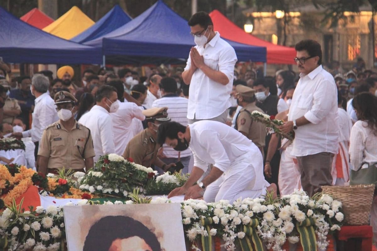 <div class="paragraphs"><p>Ranbir Kapoor kneels in front of late Lata Mangeshkar.</p></div>
