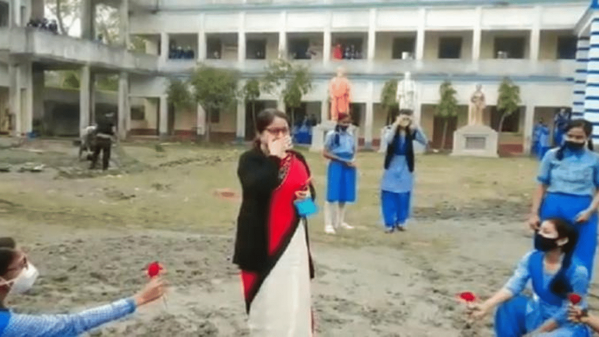‘Tujh Mein Rab Dikhta Hai’: School Girls Give Emotional Farewell to Teacher 