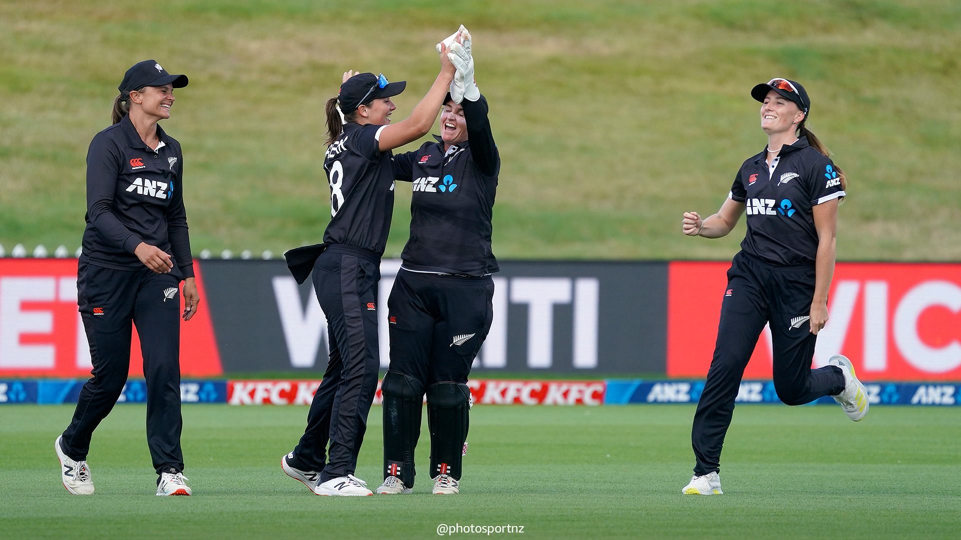 <div class="paragraphs"><p>NZ women's cricket team celebrate a wicket</p></div>
