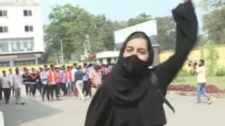 <div class="paragraphs"><p>As the row over  wearing hijab to educational institutes escalated in Karnataka, a video showing a girl wearing a burqa standing up to a mob of saffron-clad boys chanting 'Jai Shri Ram' has gone viral on social media.</p></div>