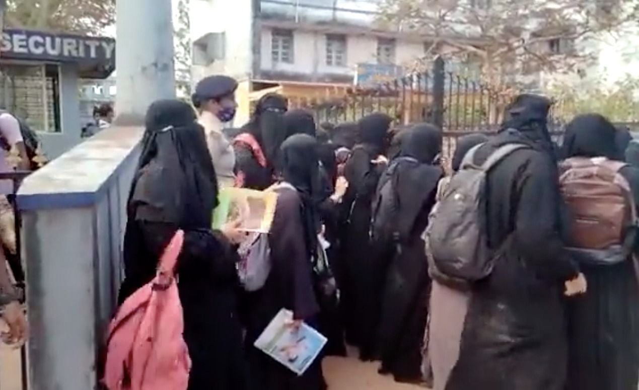 <div class="paragraphs"><p>Hijab ban: Students protesting at the gates of the Bhandarkar's Arts and Science Degree College.</p></div>