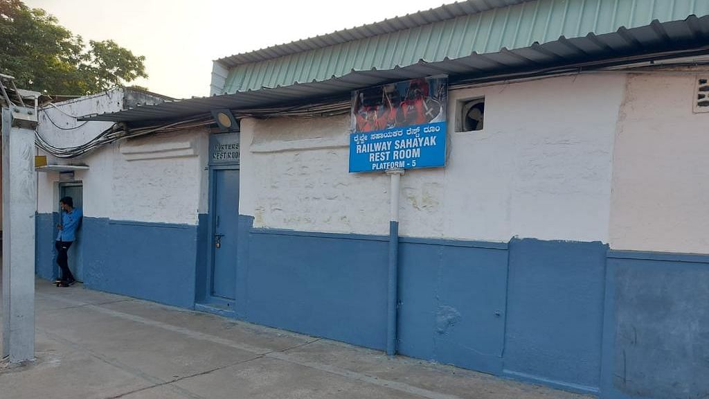 <div class="paragraphs"><p>A resting room for railway porters at the KSR Railway station (Bengaluru central) was repainted and locked on Tuesday, 1 February, a day after Hindu Janajagruti Samiti barged into the room opposing a section of the room being used to offer <a href="https://www.thequint.com/news/india/gurugram-namaz-row-supreme-court-agrees-to-list-plea-for-action-against-haryana-officials">namaz</a> by Muslim porters.</p></div>