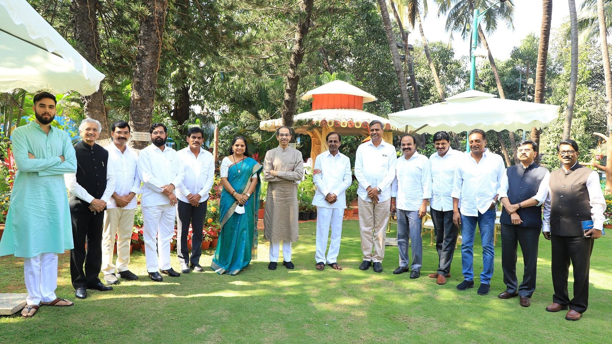<div class="paragraphs"><p>Telangana Chief Minister K Chandrashekhar Rao posing for a photograph after meeting Maharashtra CM Uddhav Thackeray.</p></div>