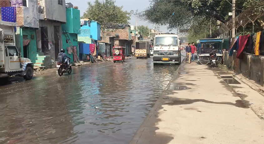 The sewage water has now become one of the main reasons behind the traffic jam here. 