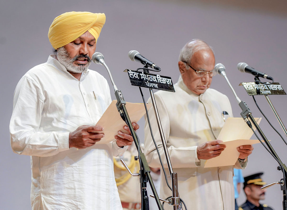 <div class="paragraphs"><p>Punjab's Governor Banwarilal Purohit administers oath to Harpal Singh Cheema during the oath-taking ceremony of Punjab Cabinet ministers.</p></div>