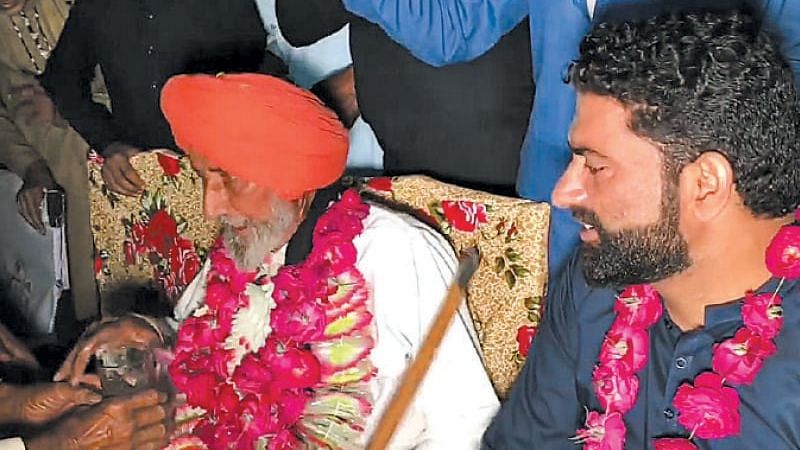 <div class="paragraphs"><p>Scores of residents of Chak 255-RB Bogran in the Dijkot area of Faisalabad warmly welcomed Indian citizen Sikka Khan (78) when he arrived at the house of his brother Siddiq Khan (80).</p></div>