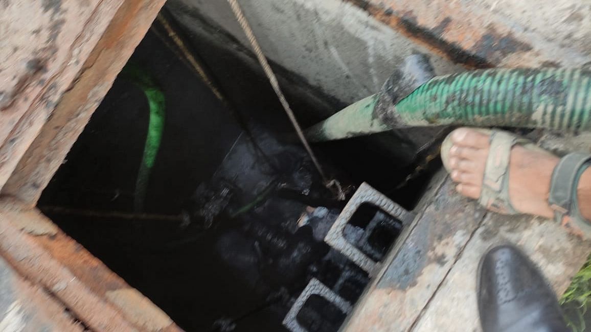 <div class="paragraphs"><p>Two workers conducting repair work at a sewage treatment plant in Delhi's Kondli died after falling in a pit at the site on Wednesday, 30 March.</p></div>