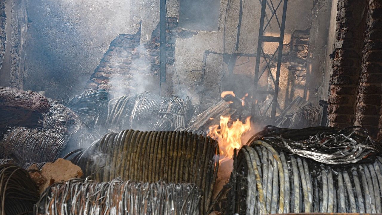 <div class="paragraphs"><p>At least 11 people have been reported dead after a fire broke out in a scrap shop in Telangana's Secundarabad.</p></div>