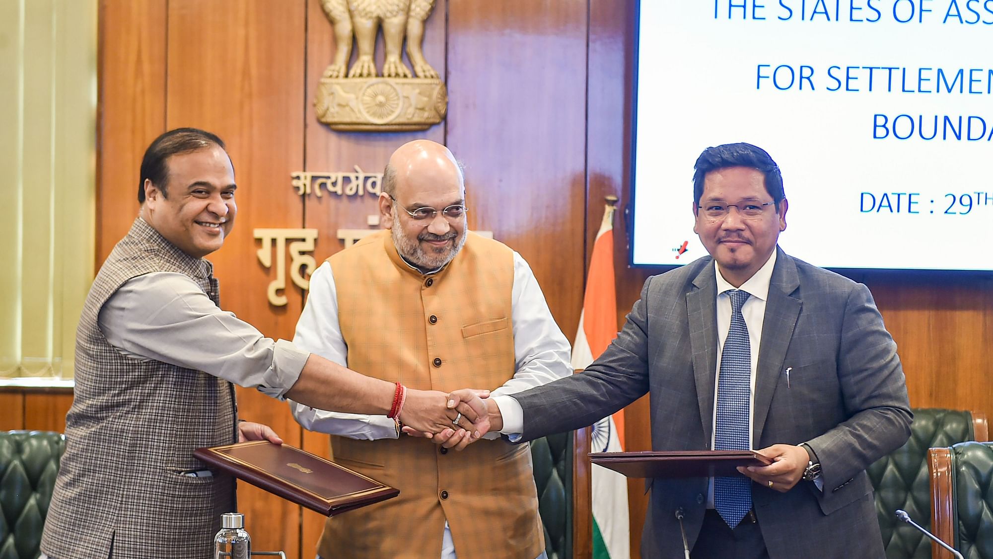 <div class="paragraphs"><p>Assam Chief Minister Himanta Biswa Sarma and Meghalaya CM Conrad Sangma signed an agreement on Tuesday, 29 March, to resolve the 50-year-old pending <a href="https://www.thequint.com/news/politics/assam-cm-himanta-biswa-sarma-holds-all-party-meeting-resolve-border-row-with-meghalaya#read-more">inter-state border</a> dispute between the two states.</p></div>