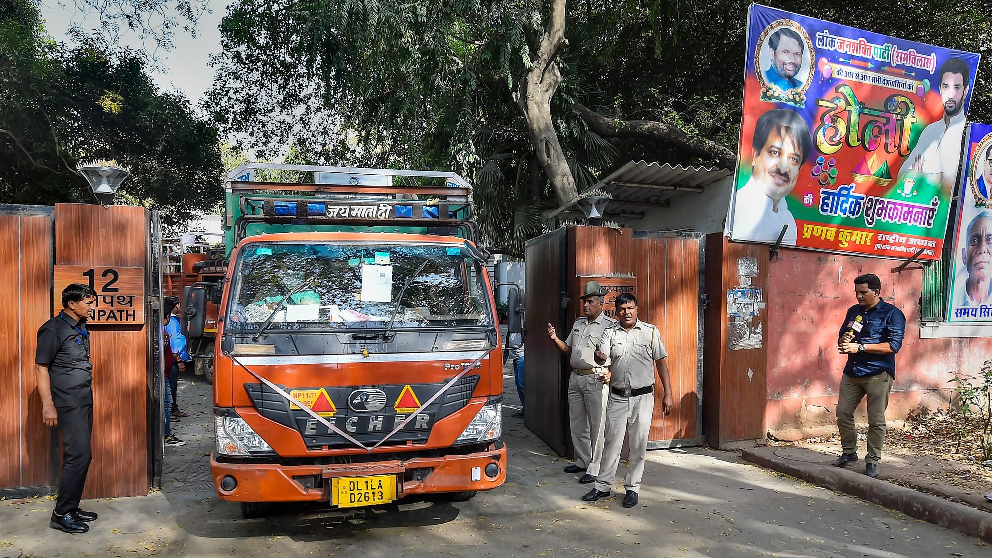 <div class="paragraphs"><p>A truck leaves 12 Janpath, the bungalow allotted to former Union minister Ram Vilas Paswan, in New Delhi. </p></div>