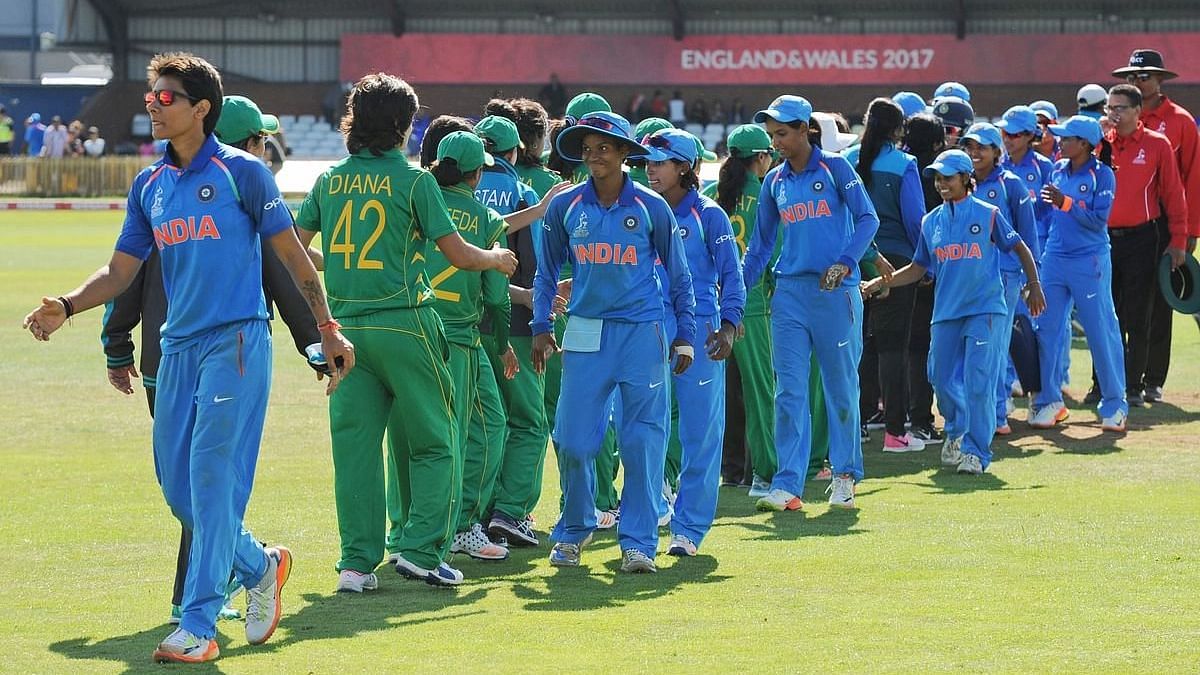 <div class="paragraphs"><p>India and Pakistan's women's teams greet each other after the game in Derby in 2017.</p></div>