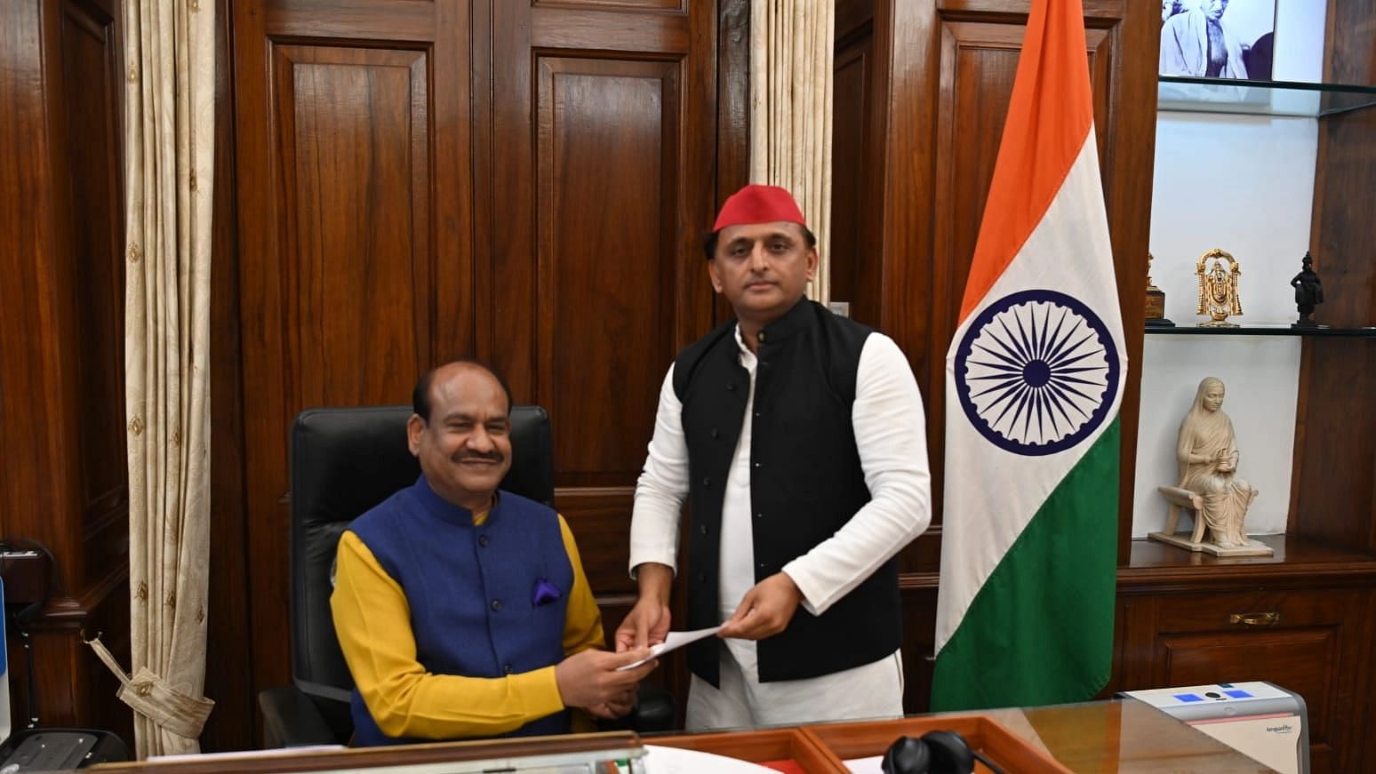 <div class="paragraphs"><p> Samajwadi Party (SP) chief Akhilesh Yadav on Tuesday, 22 March, hands over his resignation to Lok Sabha Speaker Om Birla from his membership of the House.</p></div>