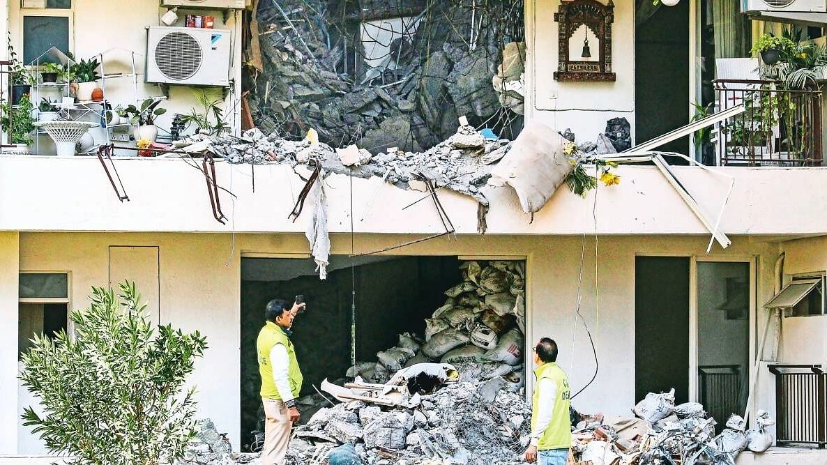 <div class="paragraphs"><p>Chintels Paradiso collapse: An IIT-Delhi team finds traces of rust indicating corrosion in the debris of the building, submit prelim report.</p></div>