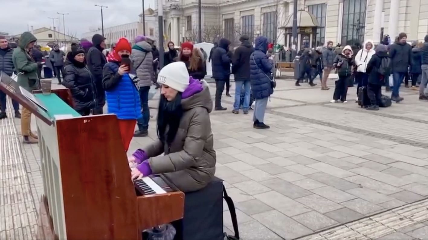 <div class="paragraphs"><p>Amid the <a href="https://www.thequint.com/news/world/ukraine-russia-crisis-live-updates-7-march">Russian invasion of Ukraine</a>, a video of a pianist playing 'What a Wonderful World' while refugees of war-torn Ukraine throng a railway station in Lviv to flee has gone viral on social media.</p></div>