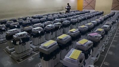 <div class="paragraphs"><p>Machines are being transferred to a single place after the EVM machines are sealed by the election officials. </p></div>