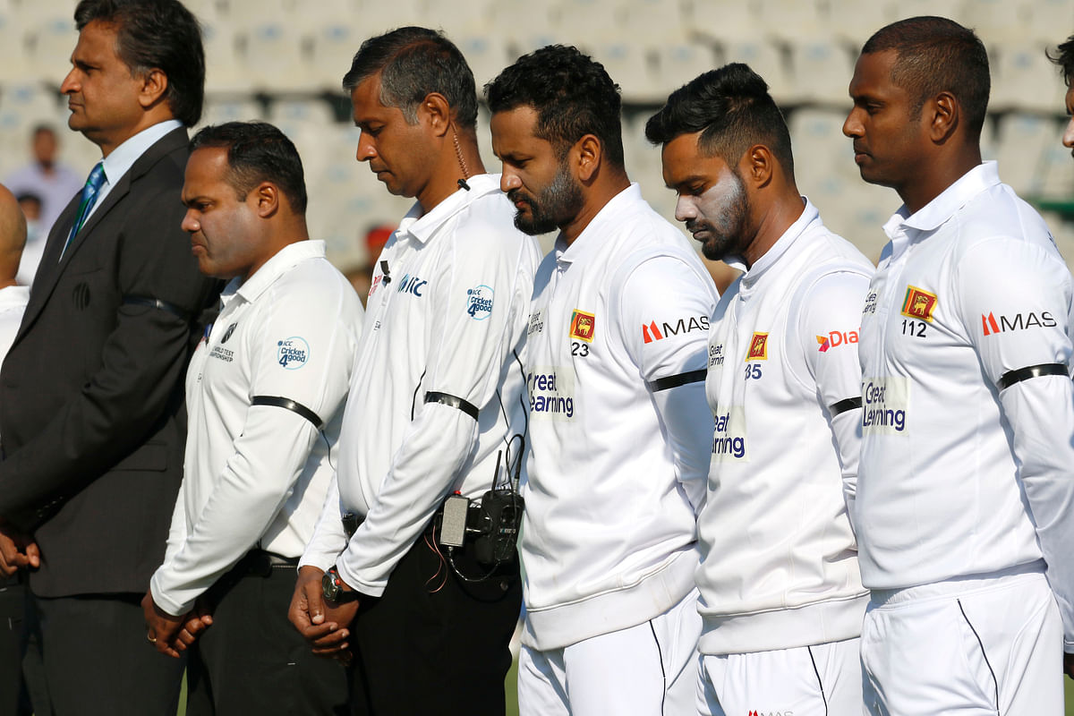 Players from India and Sri Lanka pay respect to Shane Warne before the start of Day 2 of the first Test.