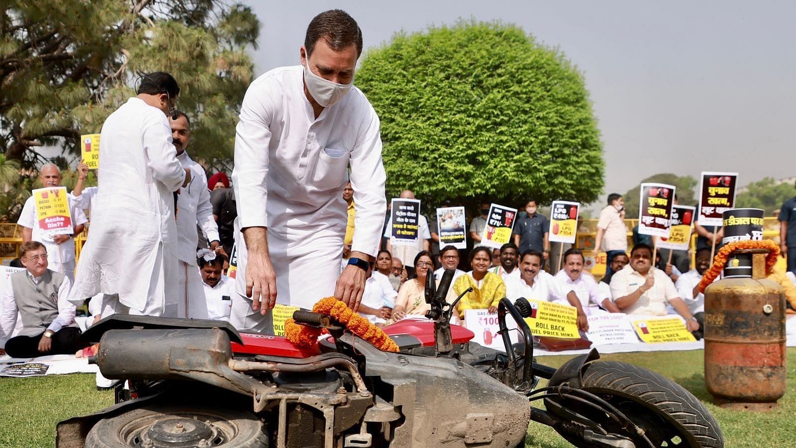 <div class="paragraphs"><p>Congress MPs, led by Rahul Gandhi, on Thursday, 31 March, staged a protest outside Parliament.</p></div>