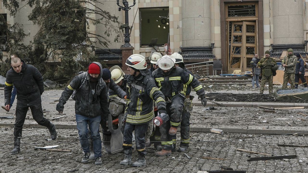 <div class="paragraphs"><p>Ukrainian emergency service personnel carry the body of a victim out of the damaged City Hall building following shelling in Kharkiv, Ukraine, on Tuesday.</p></div>