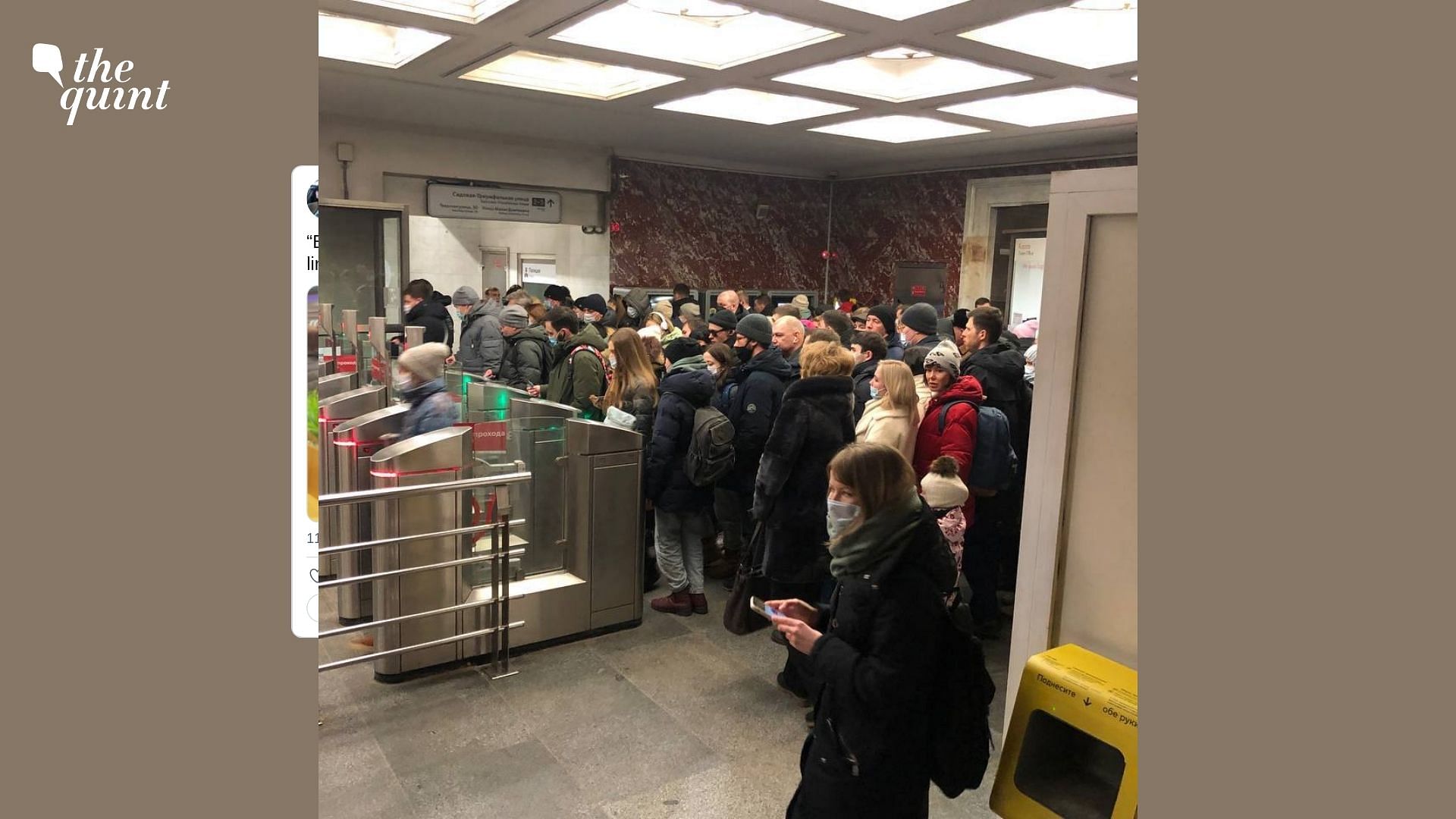 <div class="paragraphs"><p>People in Russia have been waiting in long queues outside ATMs.</p></div>