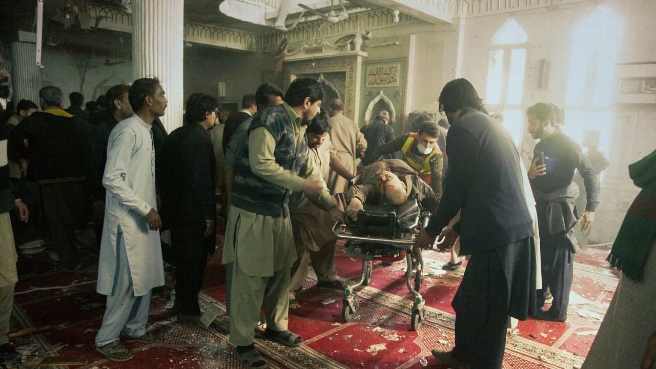 <div class="paragraphs"><p>Volunteers remove victims from the site of the bomb explosion in Peshawar.&nbsp;</p></div>