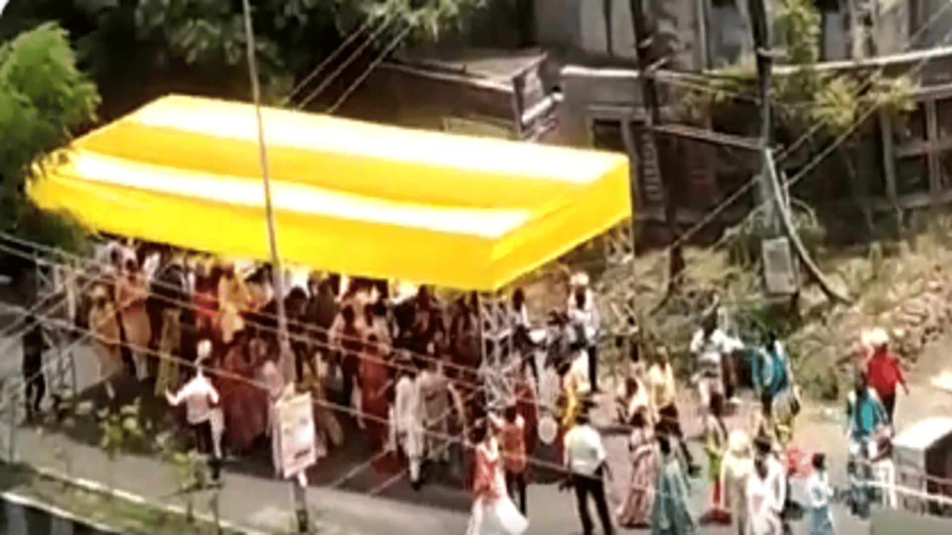 <div class="paragraphs"><p>Indian baraat used a portable sun shade to beat the heat.</p></div>