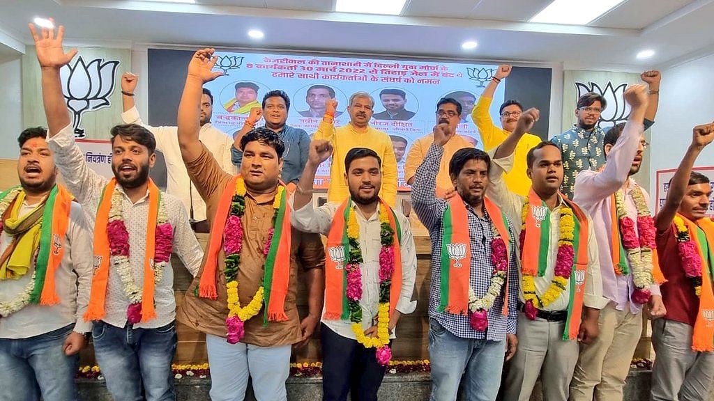 <div class="paragraphs"><p>Eight youth wing activists of the Bharatiya Janata Party (BJP) who were <a href="https://www.thequint.com/news/politics/delhi-police-arrests-attack-cm-kejriwal-residence">arrested</a> for allegedly <a href="https://www.thequint.com/news/politics/bjym-attack-arvind-kejriwal-residence-aap-bjp-tejasvi-surya-kashmir-files">attacking Delhi CM Arvind Kejriwal's house</a> were on Thursday, 14 April, offered a grand welcome by the party at its Delhi office.</p></div>