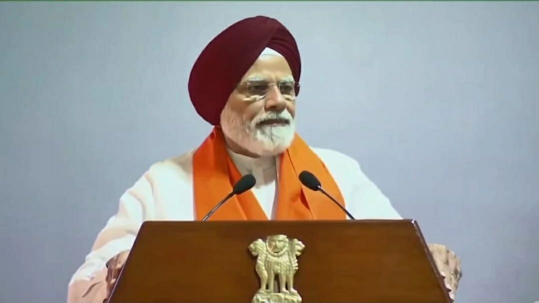 PM Modi Hosts Sikh Delegation at New Delhi Residence, Sports Red Turban