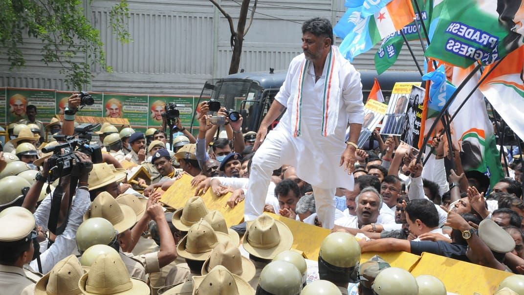 <div class="paragraphs"><p>Karnataka Congress leaders DK Shivakumar, Siddaramaiah, and others were detained by the state police on Thursday.</p></div>