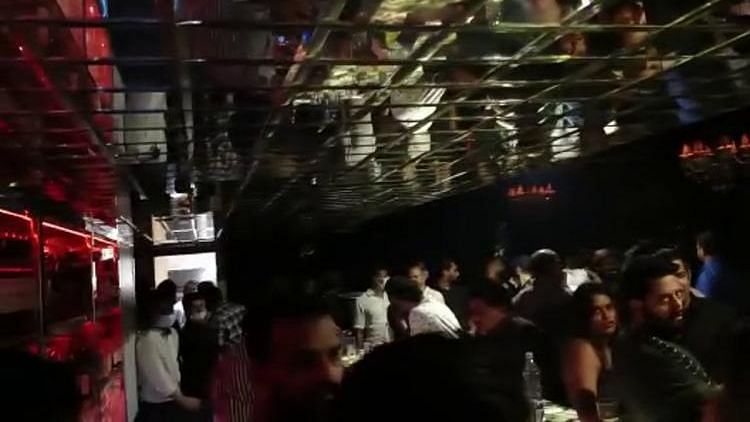<div class="paragraphs"><p>The Hyderabad police early on Sunday, 3 April, raided a pub in Hyderabad’s Banjara Hills for operating beyond its permitted hours and detained around 150 people, including actor Niharika Konidela, and <em>Bigg Boss </em>Season 3 winner and Tollywood singer Rahul Sipligunj.</p></div>