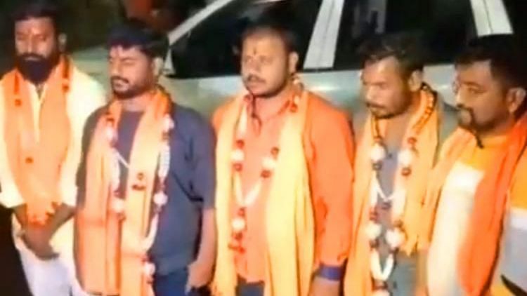 Men Who Destroyed Muslim Vendor’s Fruits Garlanded as They Come Out on Bail