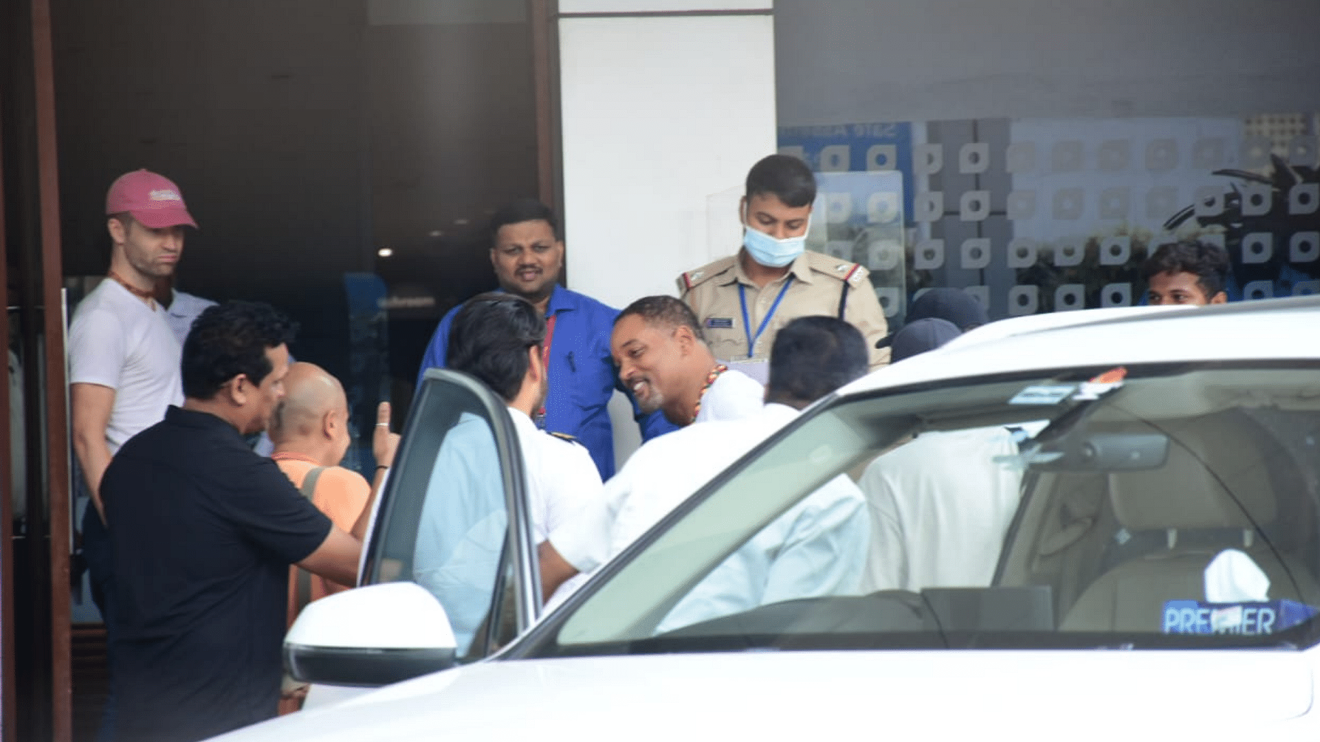 <div class="paragraphs"><p>Will Smith at Mumbai airport.</p></div>