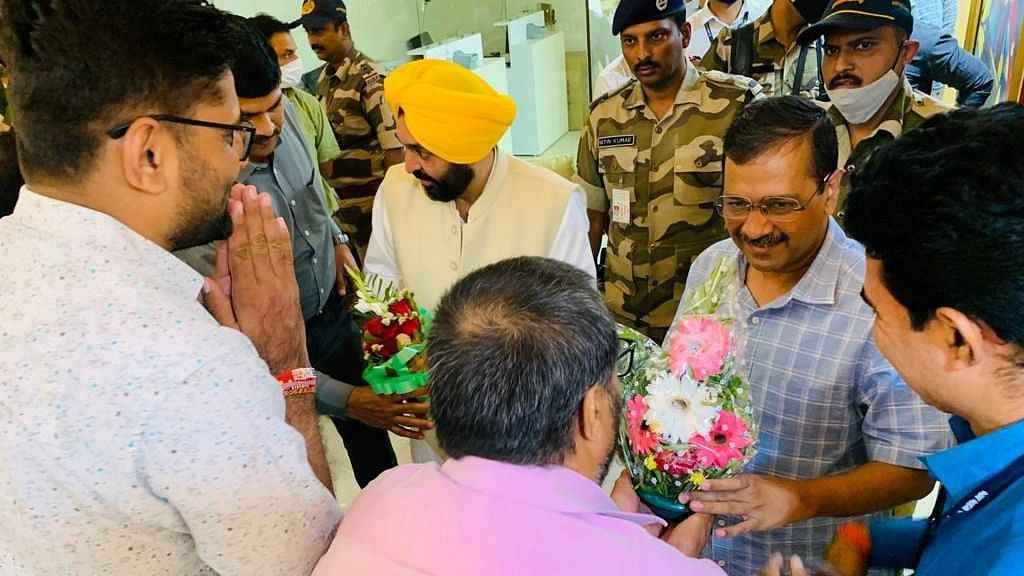 <div class="paragraphs"><p>Aam Aadmi Party's Arvind Kejriwal and Bhagwant Mann arrive in Ahmedabad.</p></div>