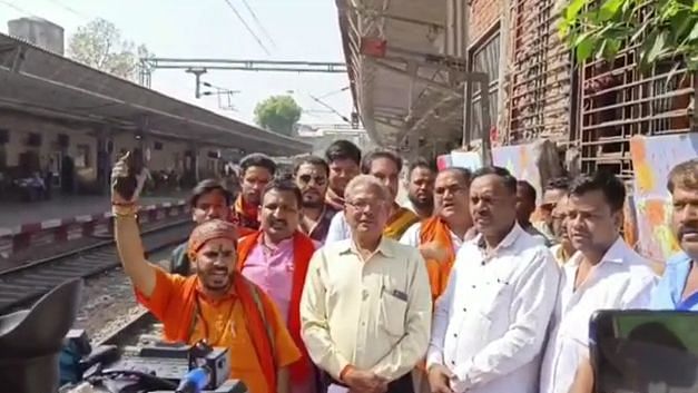 <div class="paragraphs"><p>After people in Agra agitated against a railway notice served to Chamunda Devi temple, a portion of which encroaches a platform on the Raja Ki Mandi station, the city's Divisional Railway Manager (DRM) on Thursday, 28 April, said that the department will consider closing down the station for passengers.</p></div>