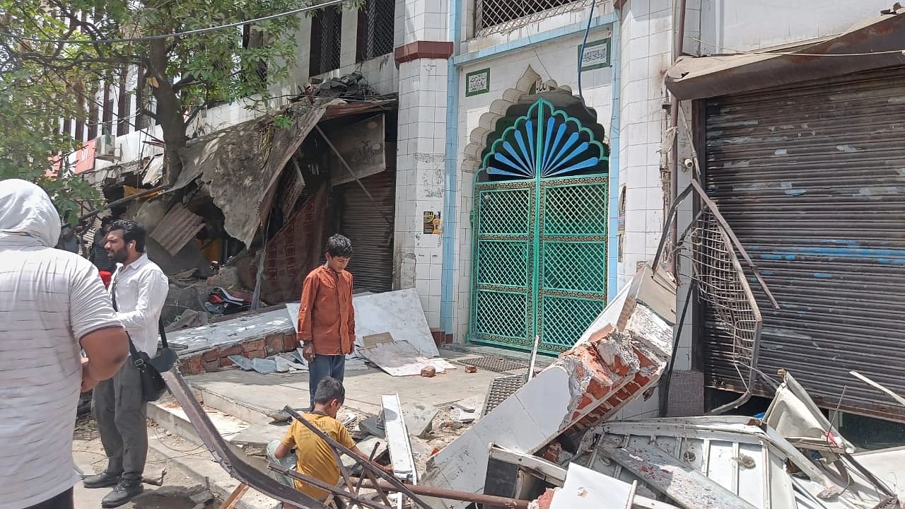 <div class="paragraphs"><p>An anti-encroachment drive took place in Delhi's <a href="https://www.thequint.com/news/india/who-are-the-accused-in-jahangirpuri-communal-clash-ansar-shaheen-bagh">Jahangirpuri</a> on Wednesday morning, 20 April, days after communal clashes in the area.</p></div>