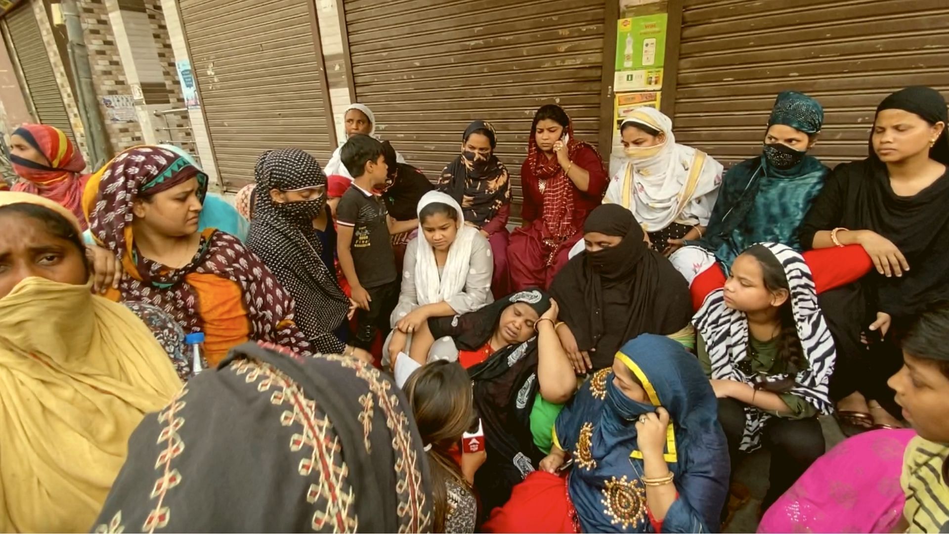 <div class="paragraphs"><p>Family members and neighbours of the accused protest outside the Jahangirpuri police station on Monday, 18 April.</p></div>