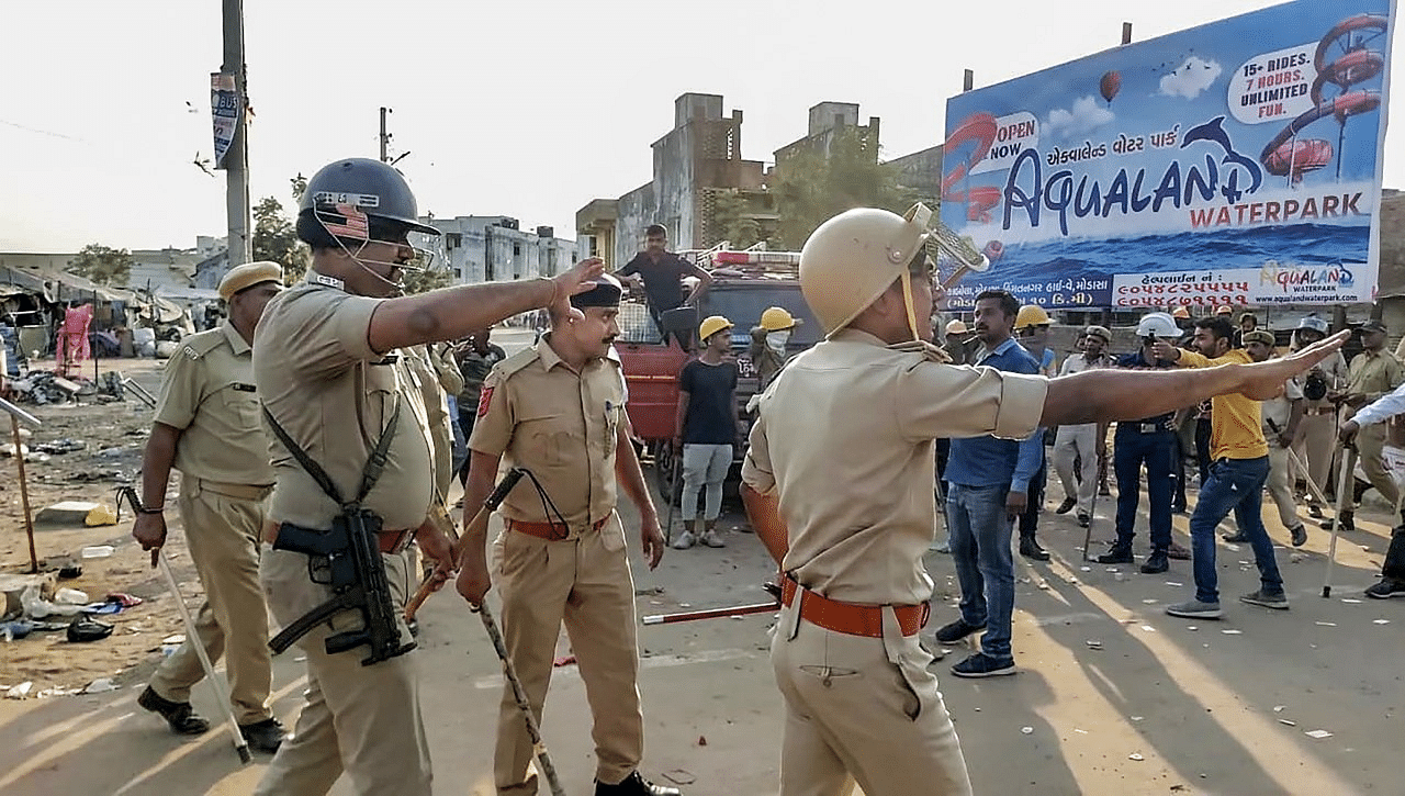 <div class="paragraphs"><p>Himmatnagar: Police try to control the situation after a communal clash during the Ram Navami procession, in Himmatnagar, 10 April. Image used for representational purposes.</p></div>