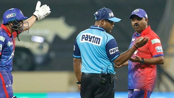 <div class="paragraphs"><p>Pravin Amre talks to the umpires on the field during the final over against RR</p></div>