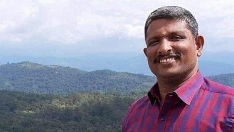 <div class="paragraphs"><p>An RSS worker was hacked to death by a gang in Palakkad on Saturday afternoon, 16 April, police said. The police said that 45-year-old Srinivasan was attacked by a group of assailants at his shop in the heart of Palakkad town.</p></div>