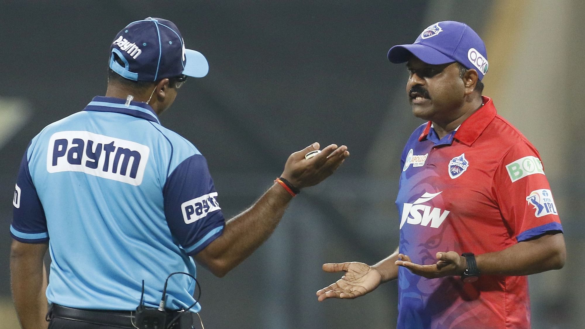 <div class="paragraphs"><p>Pravin Amre argues with the umpire during the final over between DC and RR</p></div>