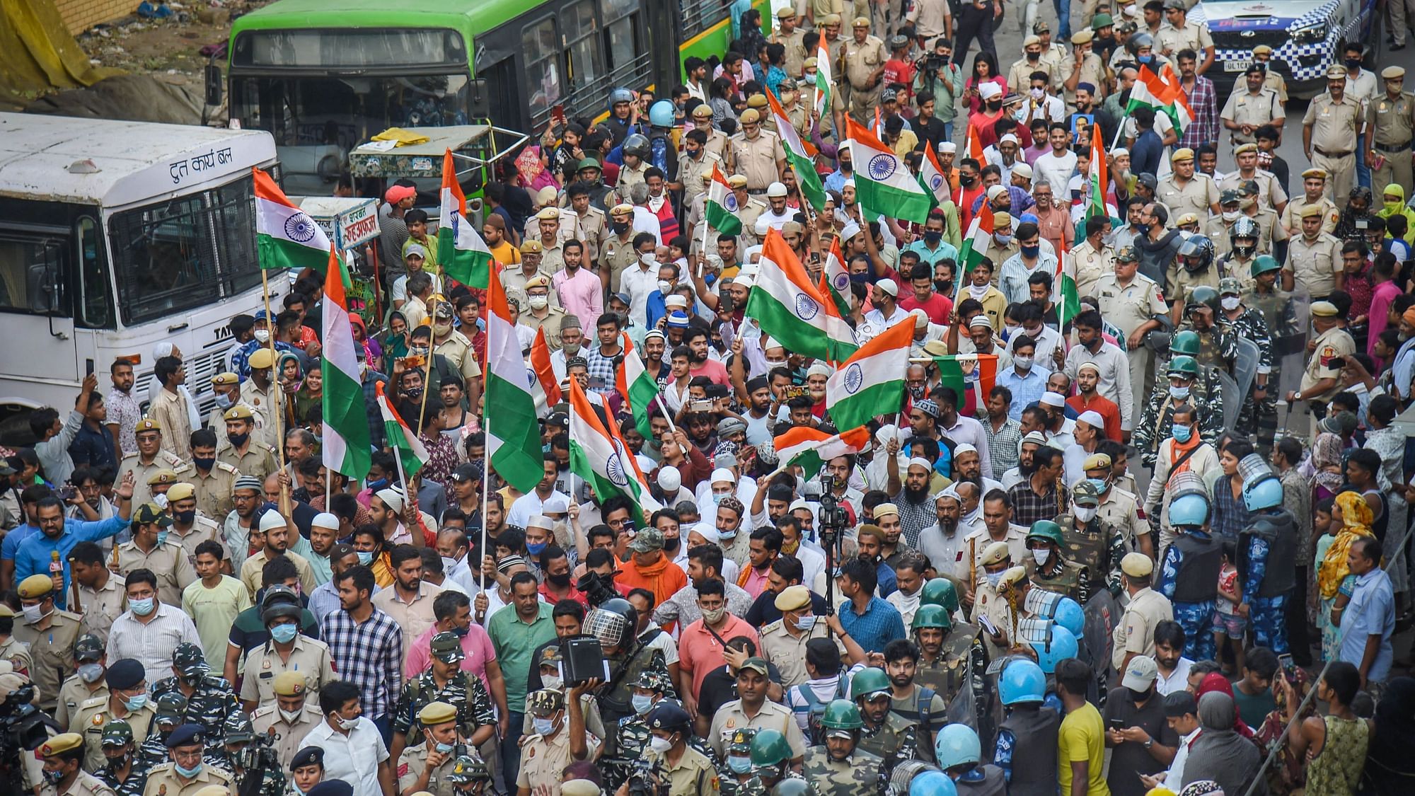 <div class="paragraphs"><p>Members of both Hindu and Muslim communities take out a 'Tiranga Yatra' at the communal violence-hit Jahangirpuri area, in New Delhi, Sunday, 24 April.</p></div>