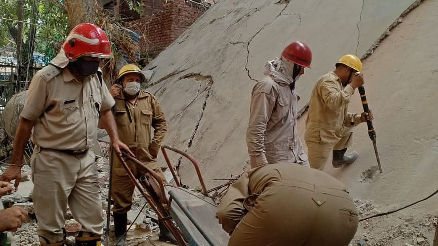 <div class="paragraphs"><p>Five construction workers were reported trapped in Delhi's Satya Niketan on Monday, 25 April. Rescue operations are underway at the site to retrieve them.</p></div>