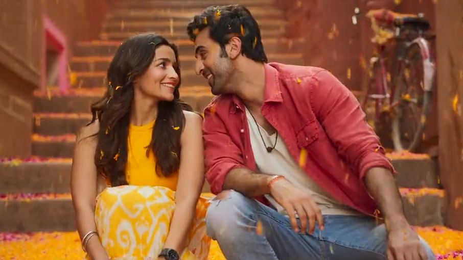 <div class="paragraphs"><p>Ranbir Kapoor and Alia Bhatt in the song 'Kesariya' from&nbsp;<em>Brahmastra.</em></p></div>