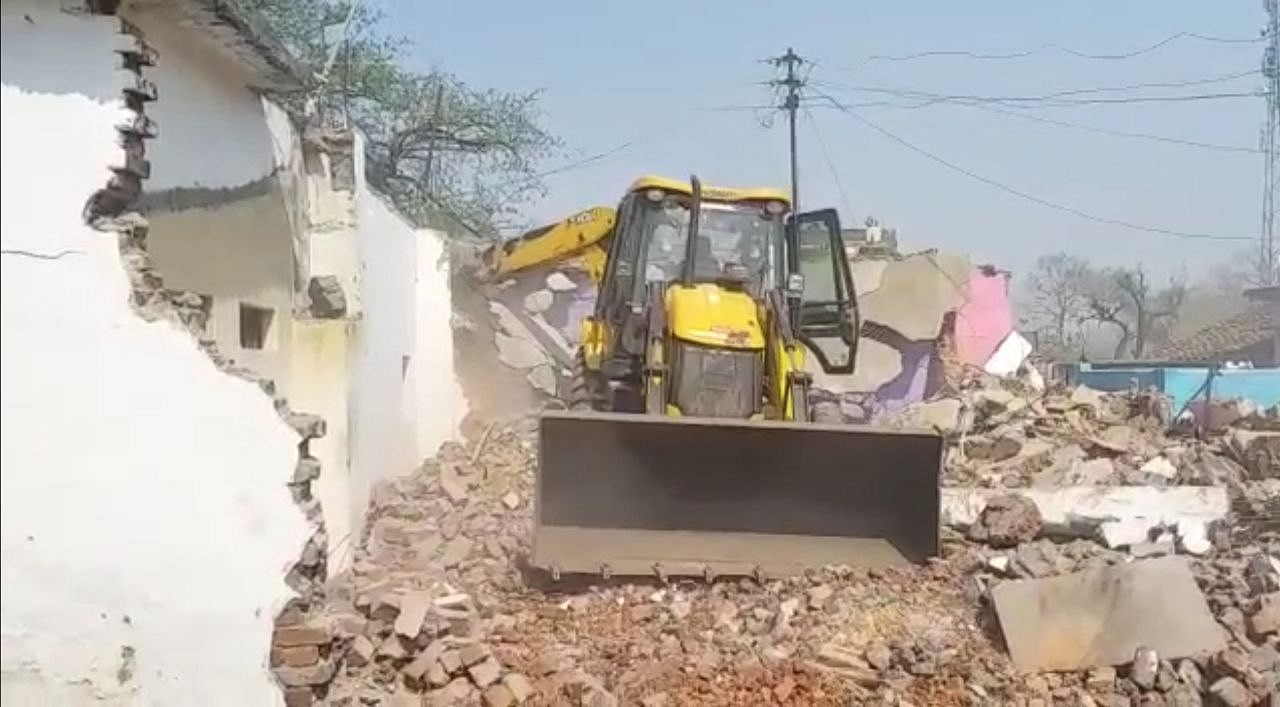 <div class="paragraphs"><p>The house and three shops of Asif Khan's family were razed by the authorities 5 days after he eloped with his Hindu neighbour Sakshi Sahu.</p></div>